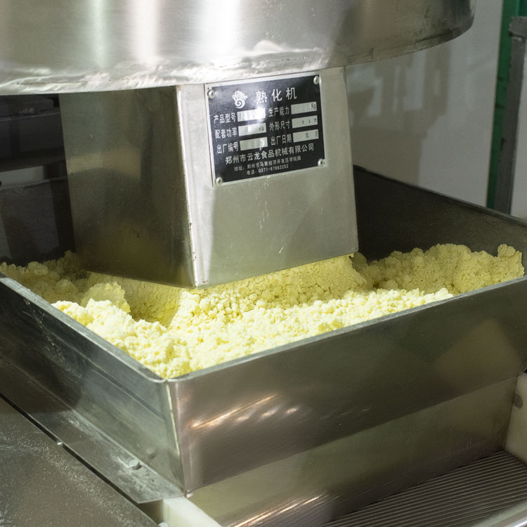 mixing process farinha e outros ingredientes são misturados pela máquina