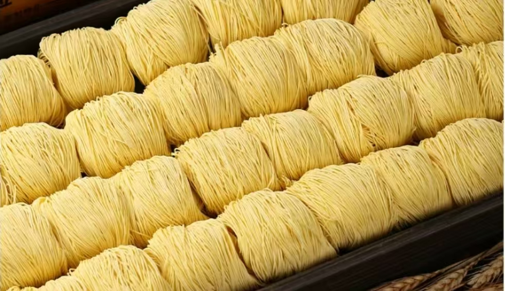 Por que o álcali é adicionado a alguns macarrão?
