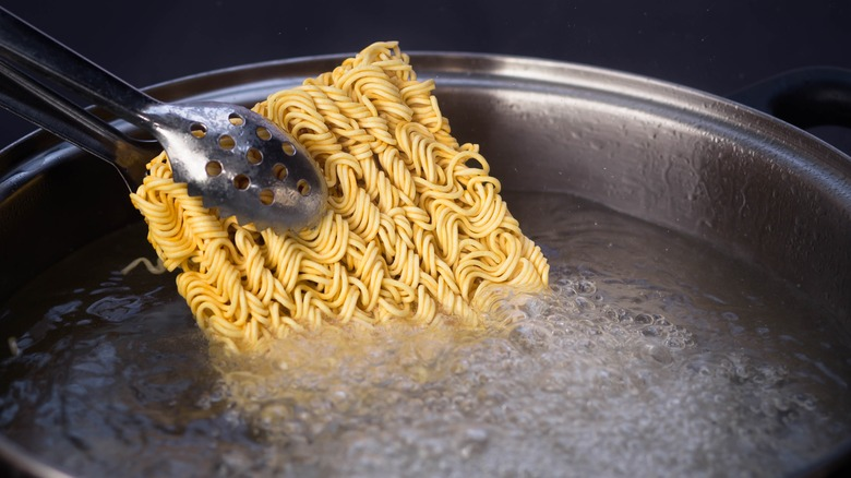 O guia final para macarrão instantâneo: como eles são feitos, como cozinhá -los e por que Liji Noodles é uma das principais opções
