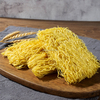 Chineses chow mein macarrão cantonês crocante frito ramen tradicional